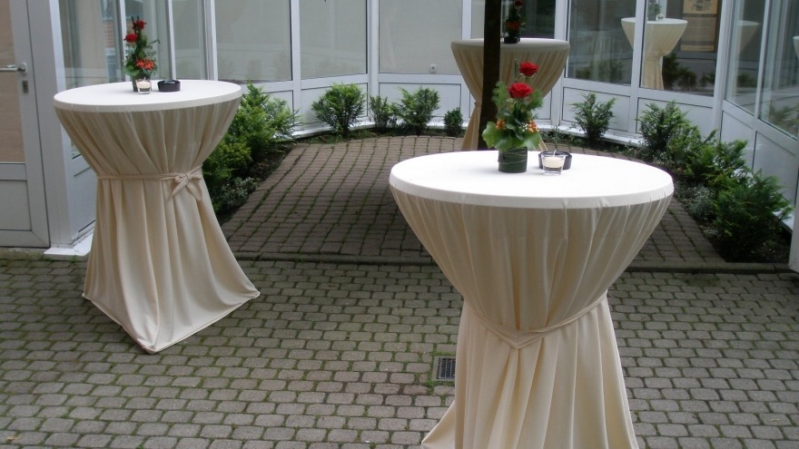 Terrasse vor den Salons zum Innenhof